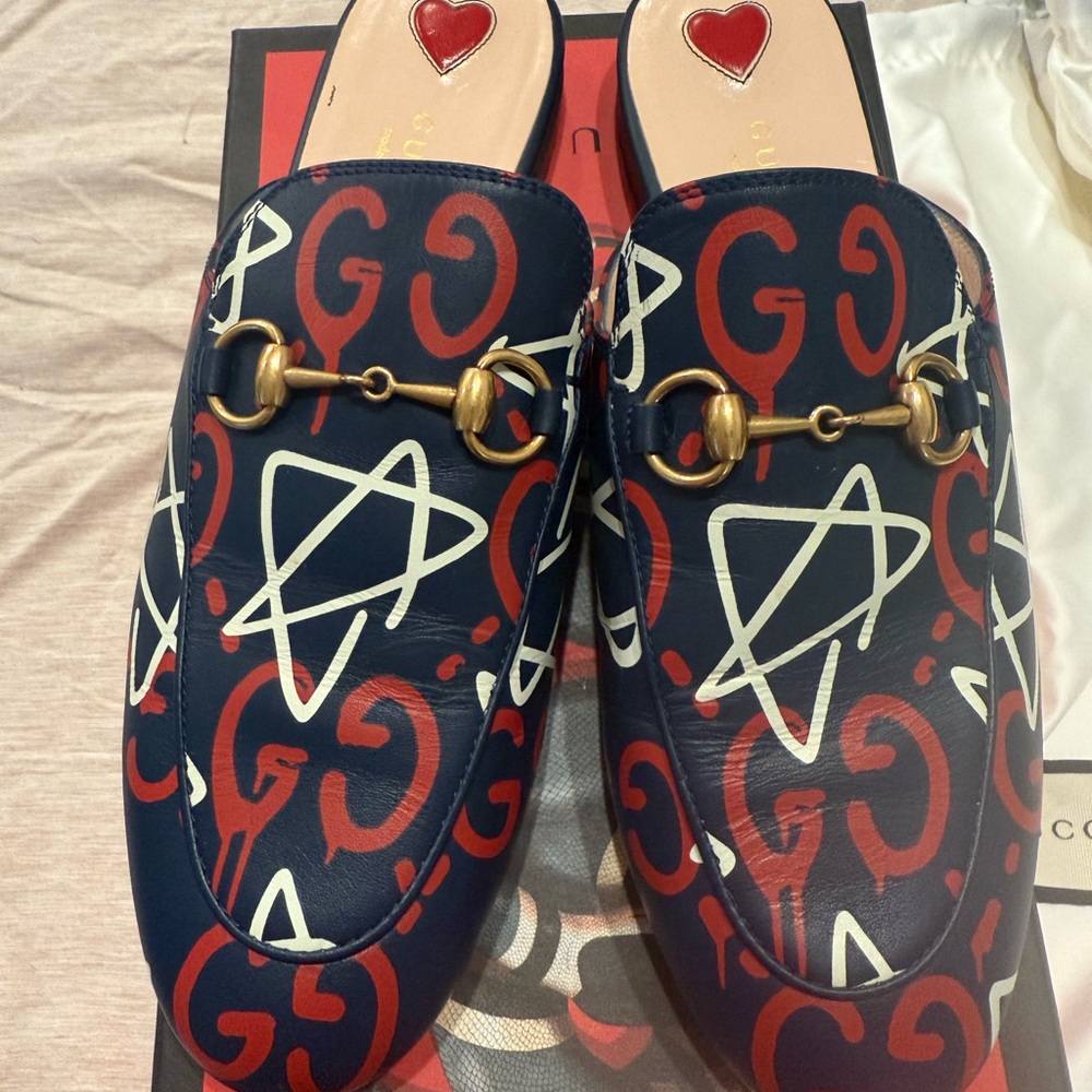 Gucci Women's Navy and Red Graphic Loafers